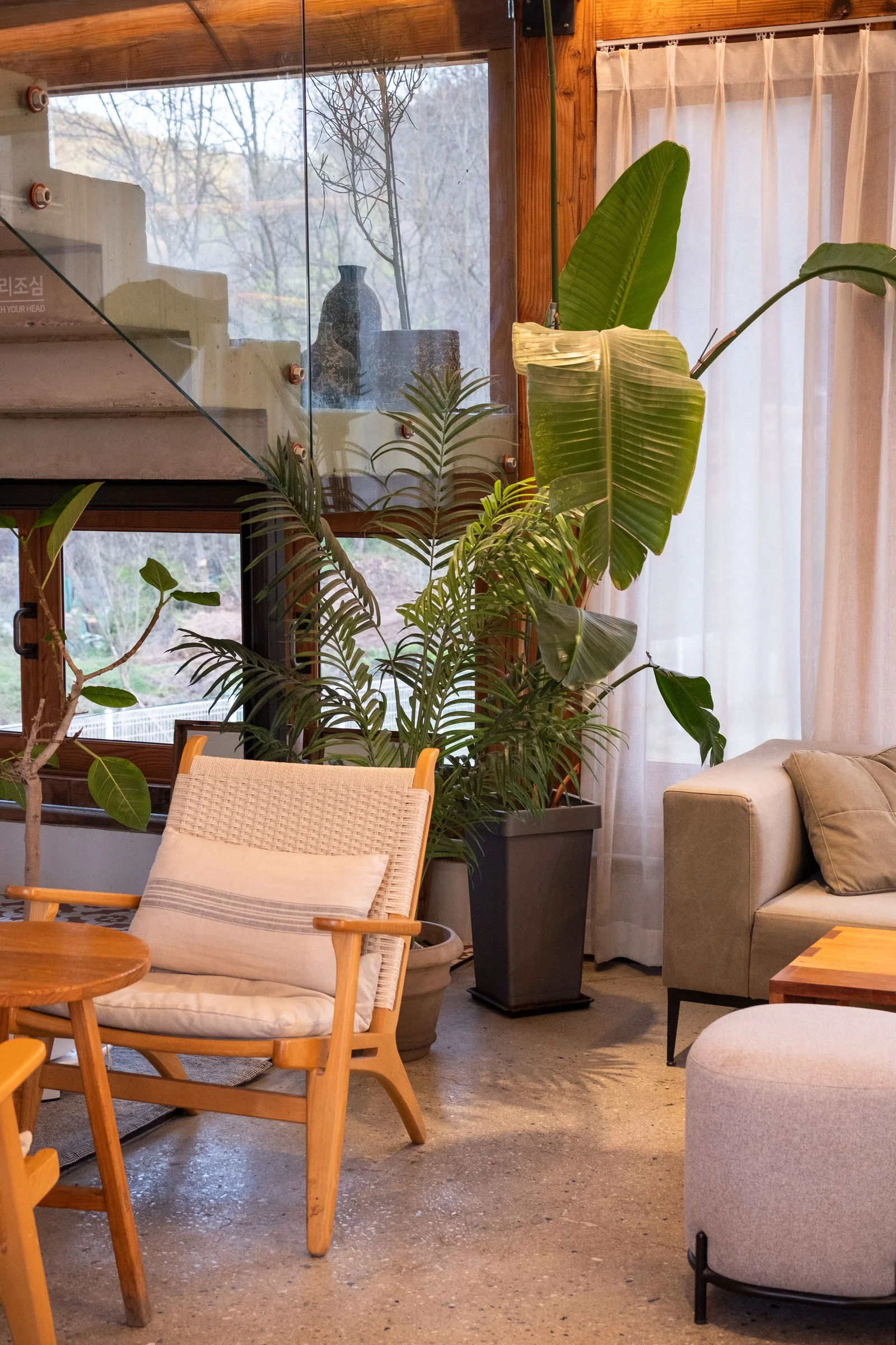Contemporary lounge furniture reviewed during a focused Foshan showroom sourcing route